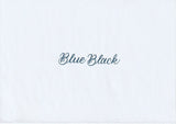 Handskriven text med orden "Blue Black" i mörkblå färg, skriven med Pentel Brush Sign Pen i färgen Blue Black.