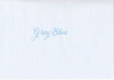 Handskriven text med orden "Grey Blue" i gråblå färg, skriven med Pentel Brush Sign Pen i färgen Grey Blue.