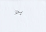 Handskriven text med ordet "Grey" i grå färg, skrivet med Pentel Brush Sign Pen i färgen Grey.