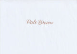 Handskriven text med orden "Pale Brown" i ljusbrun färg, skriven med Pentel Brush Sign Pen i färgen Pale Brown.