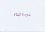 Handskriven text med orden "Pink Purple" i rosalila färg, skriven med Pentel Brush Sign Pen i färgen Pink Purple.