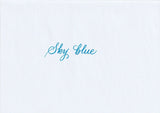 Handskriven text med orden "Sky blue" i blå färg, skriven med Pentel Brush Sign Pen i färgen Sky Blue.