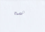 Handskriven text med ordet "Violet" i lila färg, skriven med Pentel Brush Sign Pen i färgen Violet.