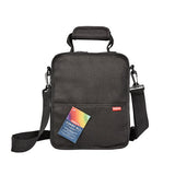 Carry All Canvas från Derwent . En svart väska med axelrem och handtag.- Tidformera