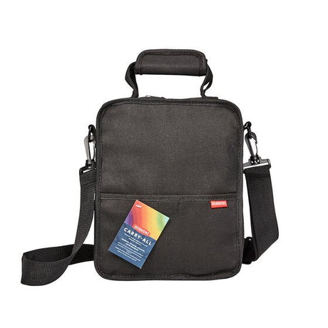 Carry All Canvas från Derwent . En svart väska med axelrem och handtag.- Tidformera