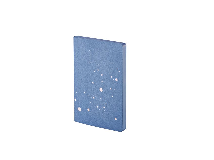 Dotted notebook Surface M - Sublime från Nuuna, Blå anteckningsbok med droppar på - Tidformera