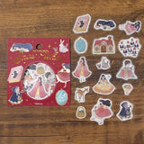Förpackning och stickers ligger utspridd. Motiv med snövit, stuga, bok, häxa, dvärgar. Flake stickers - Fairy Tale - Snow White från BGM - Tidformera