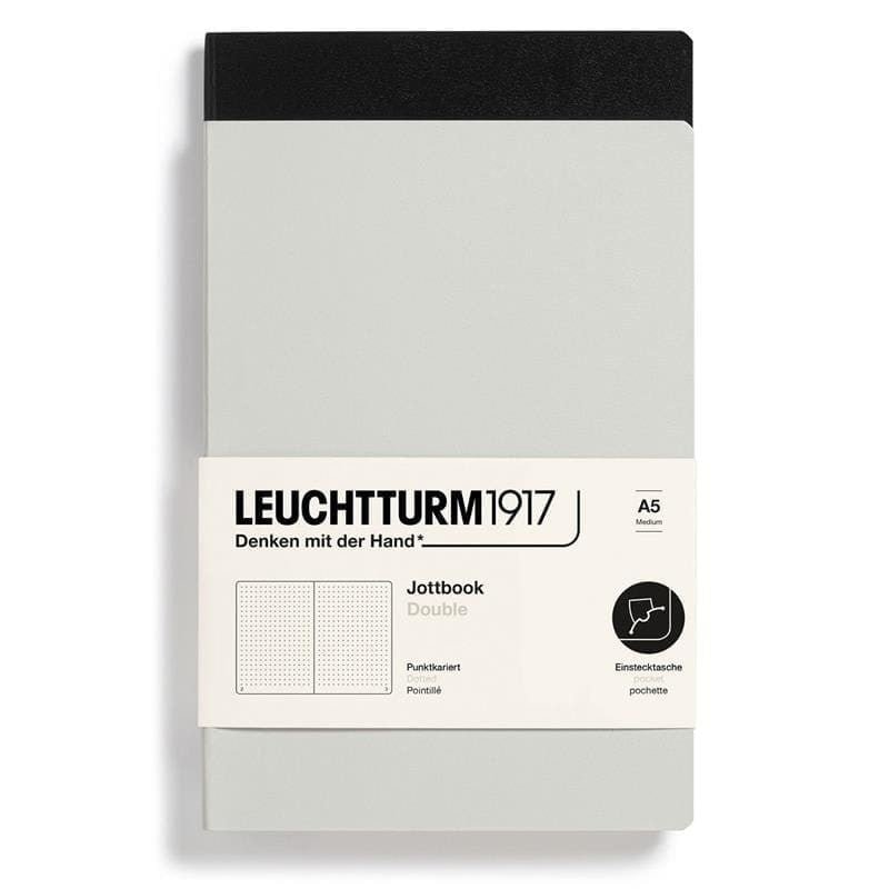 Ett svart och ett grått skrivhäfte med Jottbook Double Skrivhäften Dotted 2-pack A5 Light grey/Black från Leuchtturm1917
