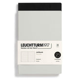 Ett svart och ett grått skrivhäfte med Jottbook Double Skrivhäften Dotted 2-pack A5 Light grey/Black från Leuchtturm1917