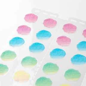 Kalenderstickers Moln - Gradient L från Midori. Ett ark med stickers med moln i färgerna rosa, blå, grön, gul.  - Tidformera