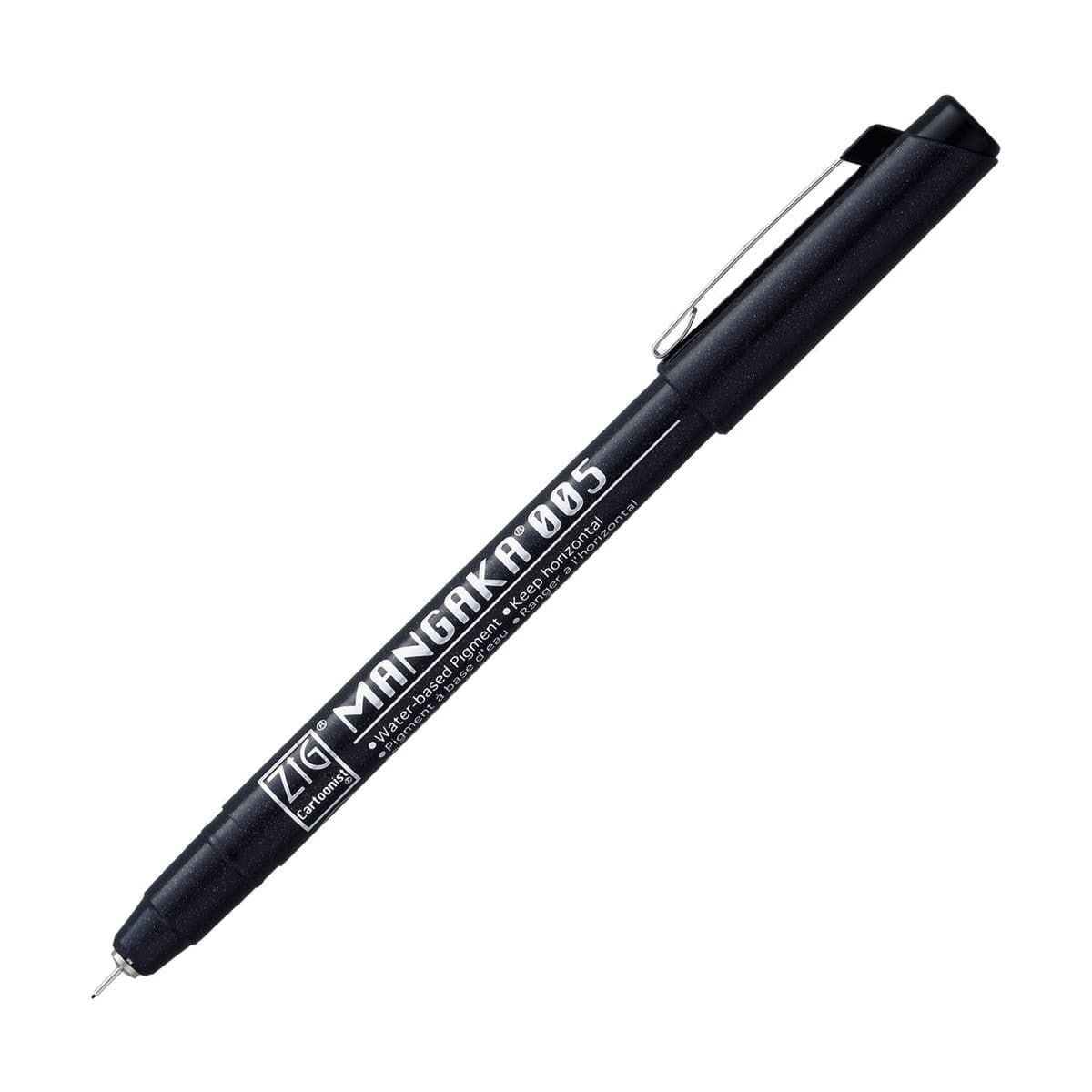 Mangaka Fineliner Svart - 005 från ZIG Kuretake. Svart penna med en extremt liten fineliner spets.  - Tidformera