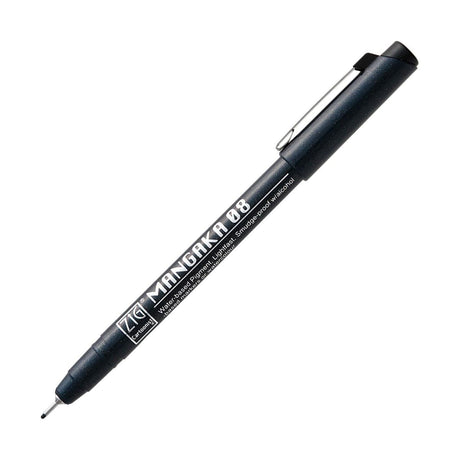 Mangaka Fineliner Svart - 08 från ZIG Kuretake. Svart penna med lock avtaget och satt på baksidan. Smal spets syns.  - Tidformera