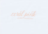 Handskriven text med orden "coral pink" och "ZEBRA mildliner" i korallrosa färg, skriven med Zebra Mildliner Brush Pen i färgen Coral Pink.