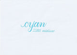 Handskriven text med orden "cyan" och "ZEBRA mildliner" i blå färg, skriven med Zebra Mildliner Brush Pen i färgen Cyan.