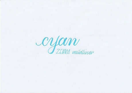 Handskriven text med orden "cyan" och "ZEBRA mildliner" i blå färg, skriven med Zebra Mildliner Brush Pen i färgen Cyan.