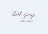 Handskriven text med orden "dark grey" och "ZEBRA mildliner" i mörkgrå färg, skriven med Zebra Mildliner Brush Pen i färgen Dark Grey.