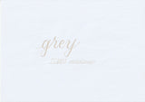 Handskriven text med orden "grey" och "ZEBRA mildliner" i grå färg, skriven med Zebra Mildliner Brush Pen i färgen Grey.