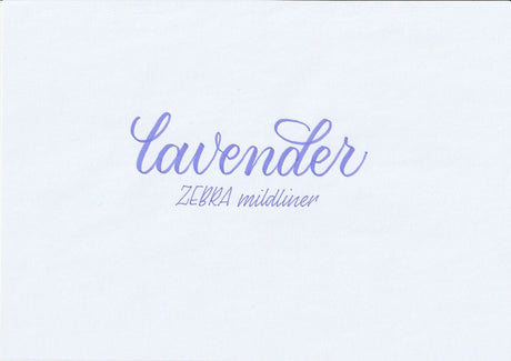 Handskriven text med orden "lavender" och "ZEBRA mildliner" i lila färg, skriven med Zebra Mildliner Brush Pen i färgen Lavender.