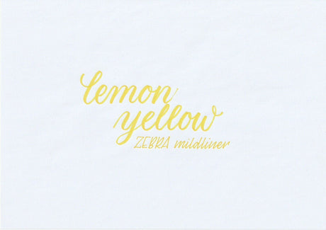Handskriven text med orden "lemon yellow" och "ZEBRA mildliner" i citrongul färg, skriven med Zebra Mildliner Brush Pen i färgen Lemon Yellow.