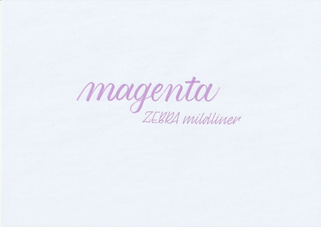 Handskriven text med orden "magenta" och "ZEBRA mildliner" i lila färg, skriven med Zebra Mildliner Brush Pen i färgen Magenta.
