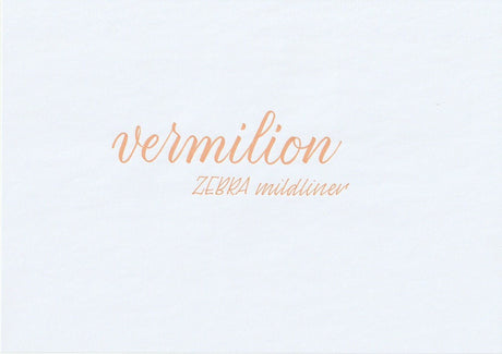 Handskriven text med orden "vermilion" och "ZEBRA mildliner" i orangeröd färg, skriven med Zebra Mildliner Brush Pen i färgen Vermilion.