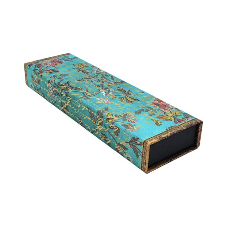 Turkosfärgat pennskrin Paperblanks - Jane Austen Persuasion från Paperblanks. Det är blommor och text i mönstret på pennfodralet. - Tidformera