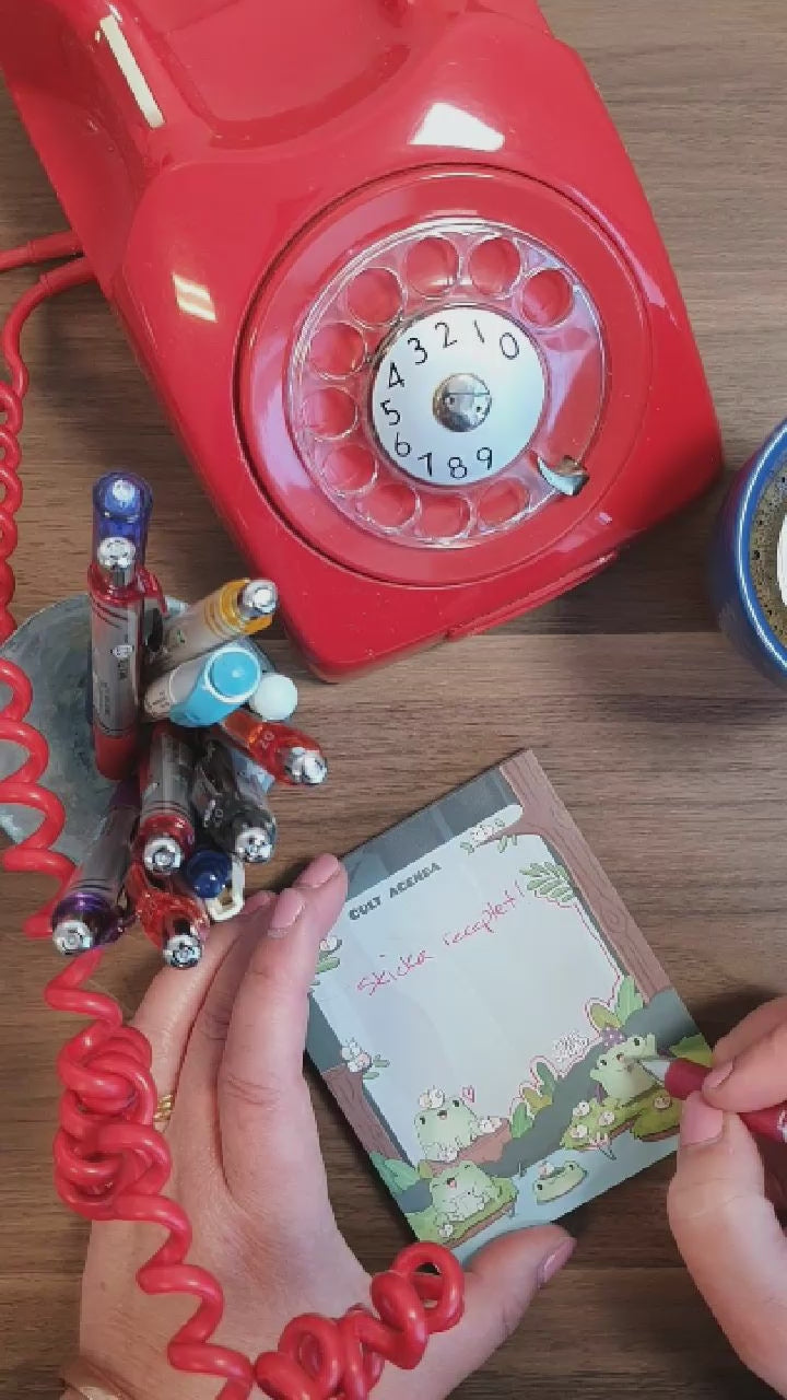 Video där vi använder CutieSquad Sticky notes "Cult Agena" med grodor och småa sniglaar på som gamaldags telefonblock.Tidformera