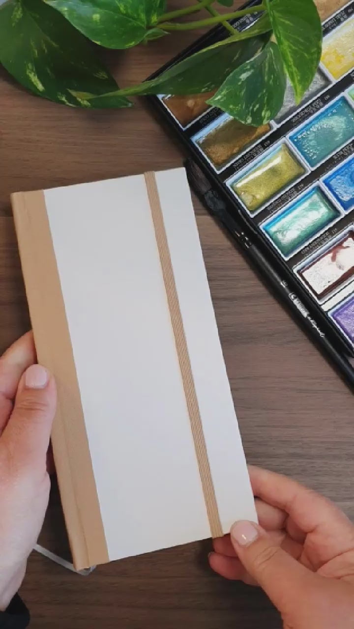 En snabbtitt på hur Art Journal - Watercolour från Stamperia ser ut. Tidformera