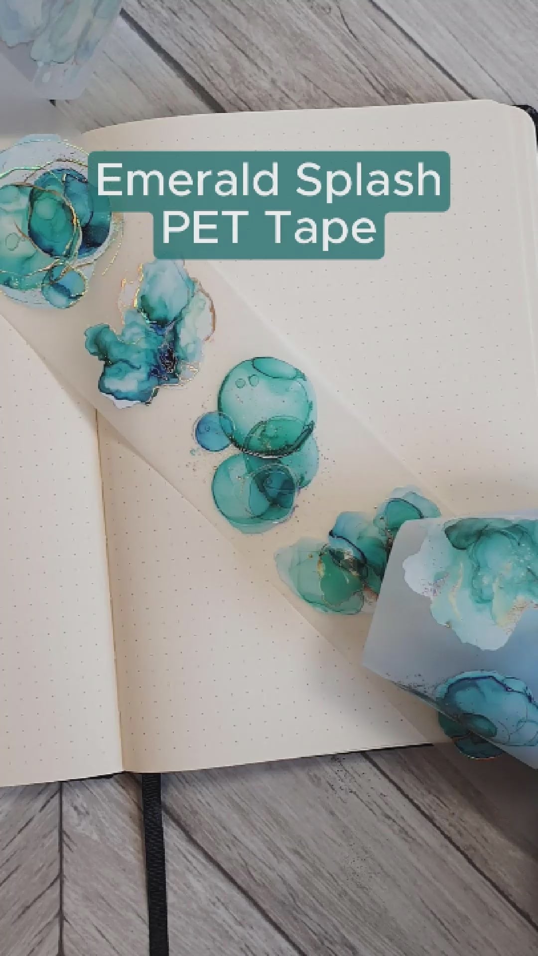 Tidformera visar de gröna färgfläckarna som utgör motiven på Emerald Splash PET tape från Mic & Mim.