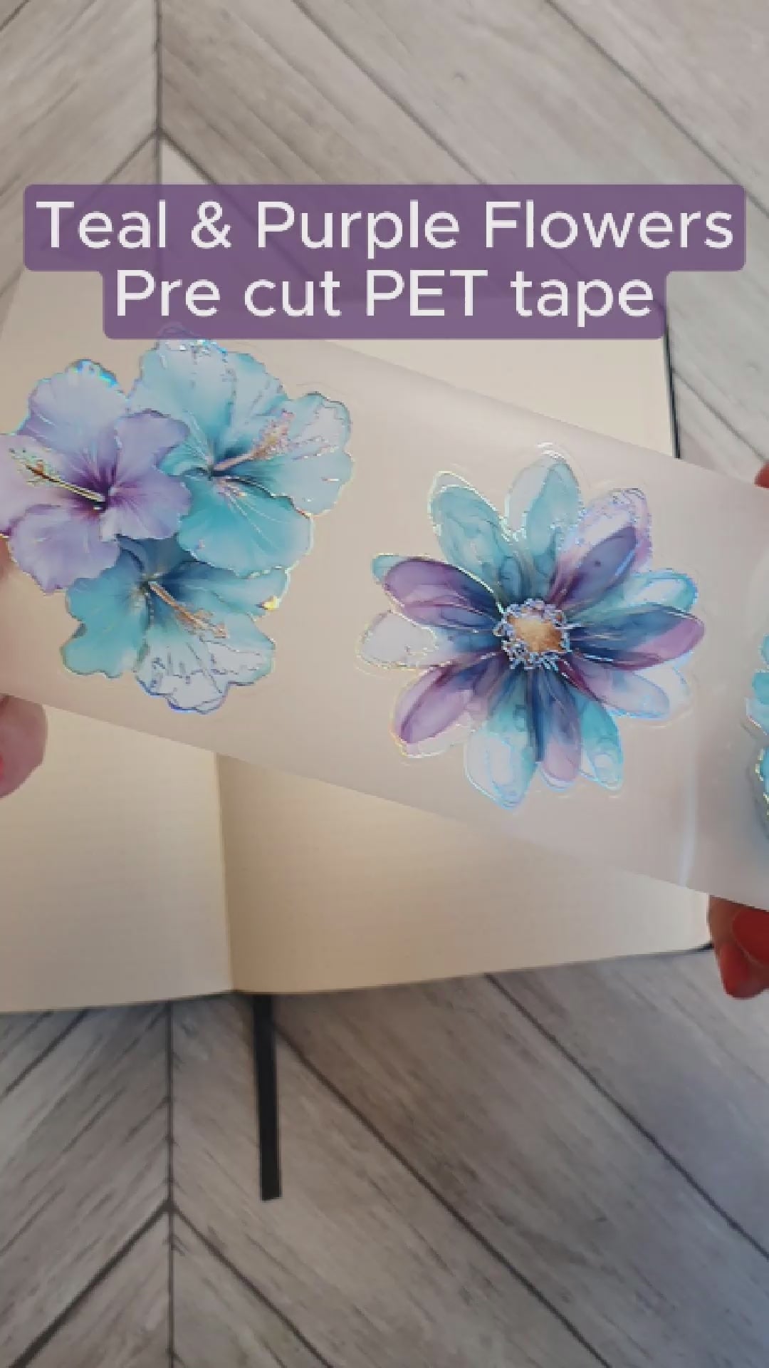 Tidformera visar motiven på Teal & Purple flowers Pre-cut PET tape från Mic & Mim.