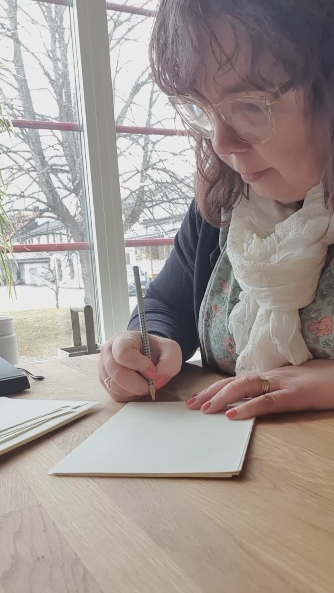 Ashley förbereder vår smakprov på dotted notebooks kit. Tidformera.