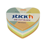 Hjärtformat post-it block. Olika färger i blocket. Kraft, grön, beige och blå. Notisblock Hjärta Kraftpapper från Stick'n.