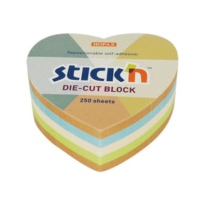 Hjärtformat post-it block. Olika färger i blocket. Kraft, grön, beige och blå. Notisblock Hjärta Kraftpapper från Stick'n.