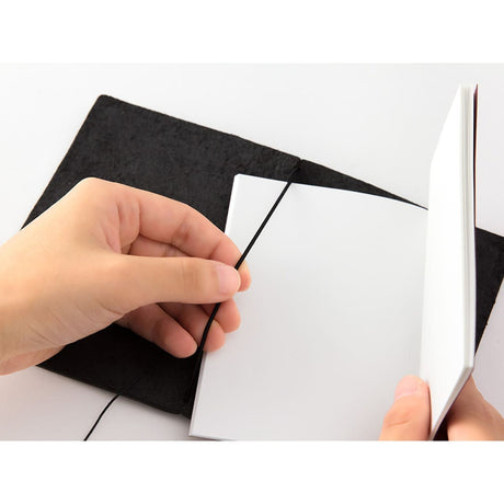 TRAVELER'S notebook Passport Leather Cover Black - 4 - Traveler's Company - Tidformera