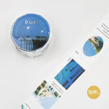 Washi tape Color city - Blue från BGM. En rulle washi tape och nedan är utrullad så att motiv syns. Foton med ett tema av blått. Byggnader. - Tidformera