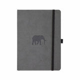 Wildlife A5 Soft cover Dotted Elephant från Dingbats* - Grå anteckningsbok med mjuk pärm. Elefaten Naila finns på pärmen och boken har svart gummiband för stängning samt pennhållare.
 - Tidformera