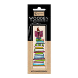Bokmärke i trä med en liten flicka som läser där hon sitter på en stor hög med böcker i olika färger. Wooden bookmark - Reader från Cozywood - Tidformera