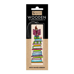 Bokmärke i trä med en liten flicka som läser där hon sitter på en stor hög med böcker i olika färger. Wooden bookmark - Reader från Cozywood - Tidformera
