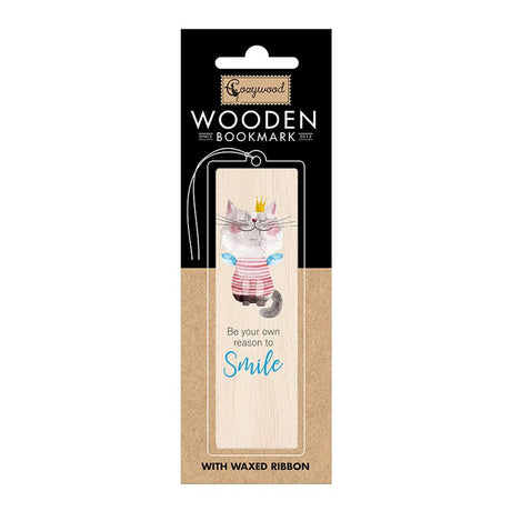 Bokmärke i trä med en katt som har krona på huvudet. Den har texten Be your own reason to smile. Wooden bookmark - The Majesty från Cozywood - Tidformera