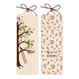Fram- och baksidan av bokmäre i trä. Motivet heter livets träd. Wooden bookmark - Tree of Life från Cozywood - Tidformera